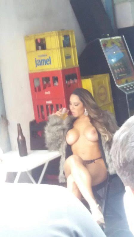 mulher melão faz ensaio fotográfico para a revista sexy nua na comunidade de heliópolis em