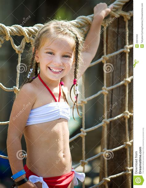 meisje bij aquapark stock foto afbeelding bestaande uit schoonheid 29916392