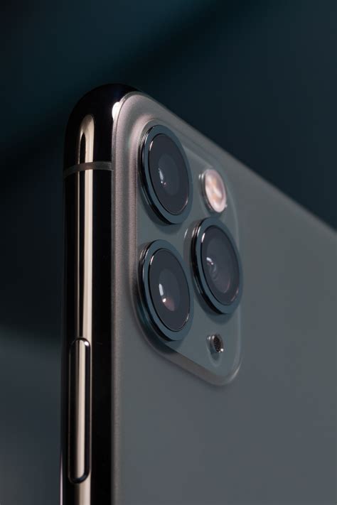 apple iphone  pro review     camera wired