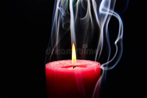 rode brandende kaars met blauwe gekleurde rook stock afbeelding image  blauw kaarsen