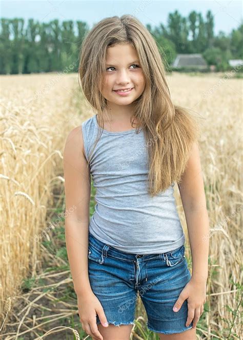 Sexy Mädchen Mit Langen Haaren Posiert In Weizenfeld An Einem Sommertag