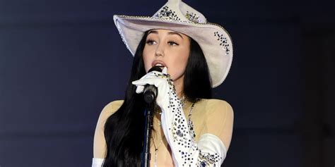 noah cyrus wore a naked bodysuit at the cmt awards and it s truly a