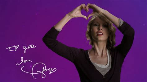 best pic of taylor making a heart with her hands taylor
