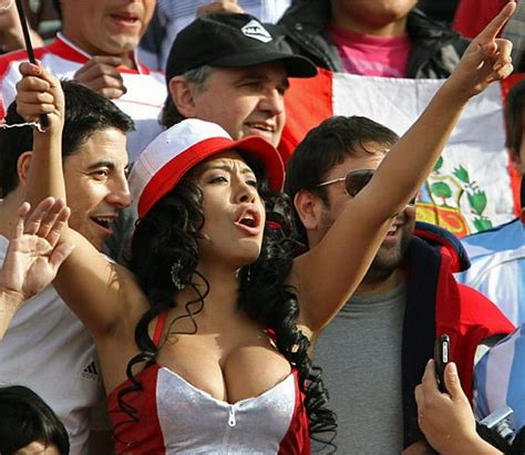 Pin By Mojocapers On World Cup Fever Hot Football Fans Hot Fan