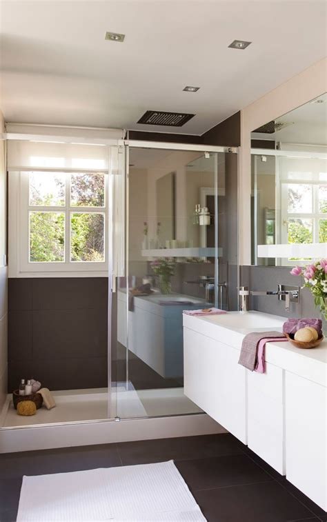 20 salles de bains modernes avec parois de douche en verre