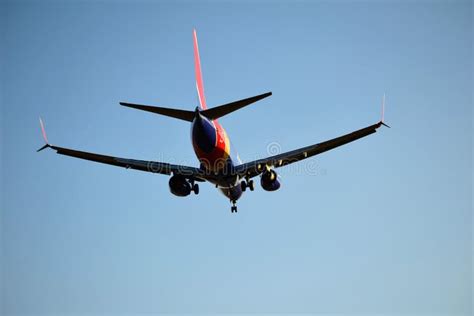 southwest airlines boeing die  binnen voor het landen komen redactionele fotografie image