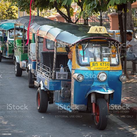 2020년 10월 01일 태국 방콕 차이나타운 거리의 툭툭은 승객들을 신속하게 이 곳으로 데려다 주게 됩니다 인력거 전통적인