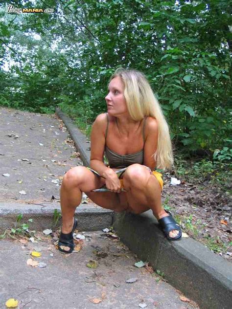 hot blonde peeing outdoors pichunter