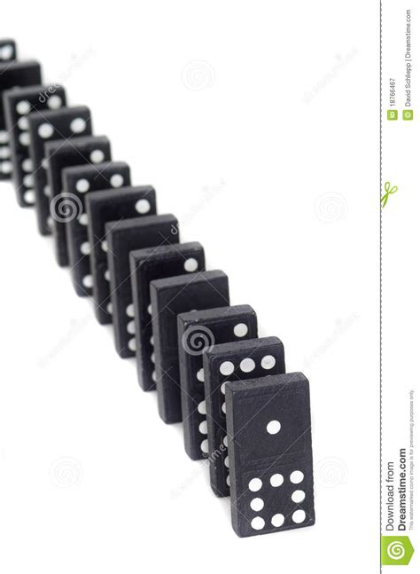 lijn van bevindende dominos stock afbeelding image  vrijetijdsbesteding speelgoed