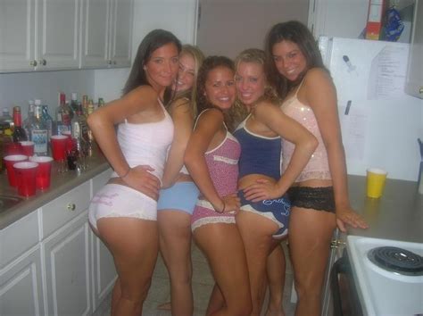 drunk college girls caught flashing and peeing in public pichunter