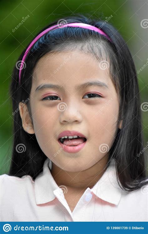 filipina girl making funny faces image stock image du jeune minorité