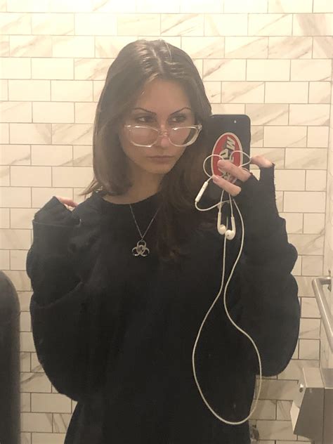 sol pais last selfie on 11th of april 2019 she s the 18 year old girl