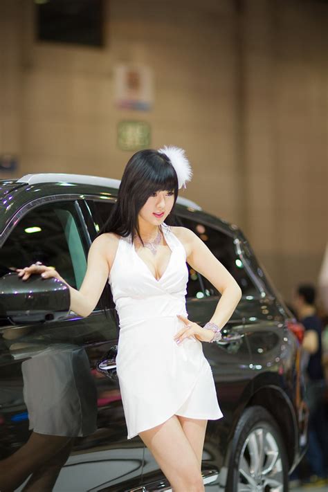 Hwang Mi Hee Sexy Girl Korea Hwang Mi Hee White Skirt At Auto Show