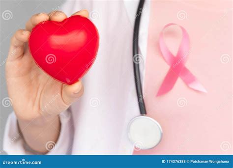 wereldborstkankerdag concept gezondheidszorg roze lint stethoscoop rood hart voor