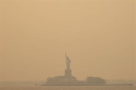 hazardous smog  canada wildfires shrouds  york  orange haze