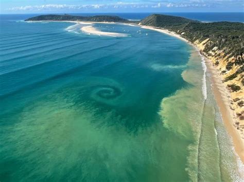 unbelievable phenomenon captured  rainbow beach gympie today