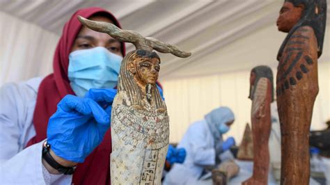Une Centaine De Sarcophages Intacts Découverts En Égypte