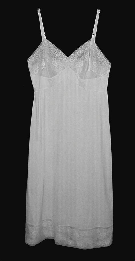 Vintage 1960s Full Slip Vanity Fair Ivory Lace Antro… Gem