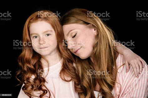 빨간 머리 엄마와 딸 함께 포즈 검정색 배경에 대한 스톡 사진 및 기타 이미지 검정색 배경 귀여운 대체 포즈 Istock