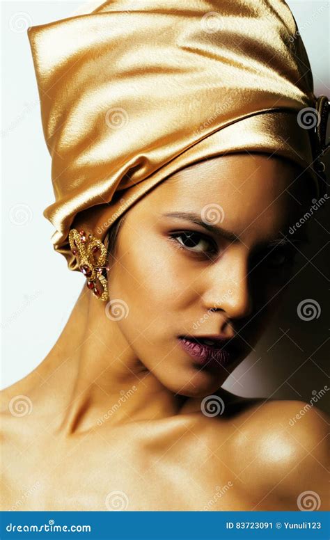 kijkt de schoonheids afrikaanse vrouw  sjaal op zeer elegant hoofd met gouden donkere afro