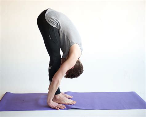 como hacer la flexion de pie hacia adelante en yoga