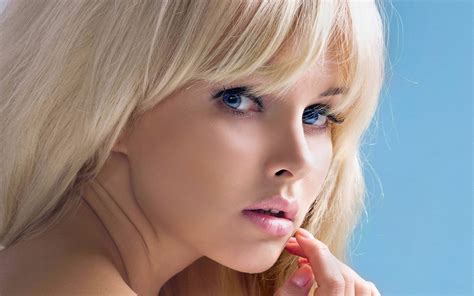 Download Blue Eyes Face Model Kiera Hudson Blonde Woman Beautiful 4k
