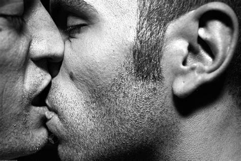 straight men react   men kissing  sex pda heightens