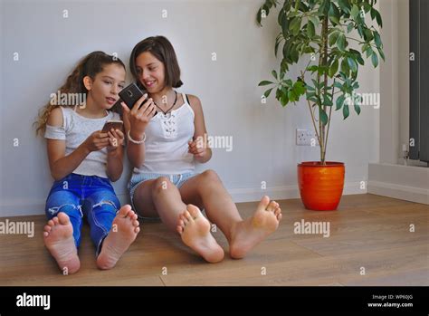 preteen girls feet fotografías e imágenes de alta resolución alamy