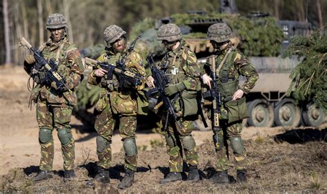 nederlandse navo soldaten teruggeroepen na vechtpartij elsevier weekblad