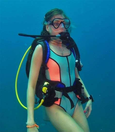 Pin By Darwin On Swimsuit Scuba Diver Girls Scuba Diving Wetsuit Girl