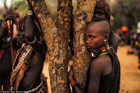 massimo rumi s photographs show ethiopia s omo valley tribesmen daily mail online