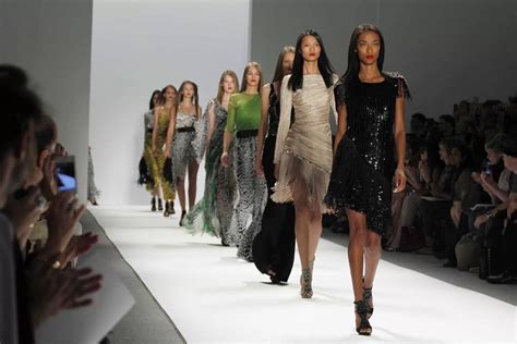 model fashion show   paid    york fashion week   york  paris