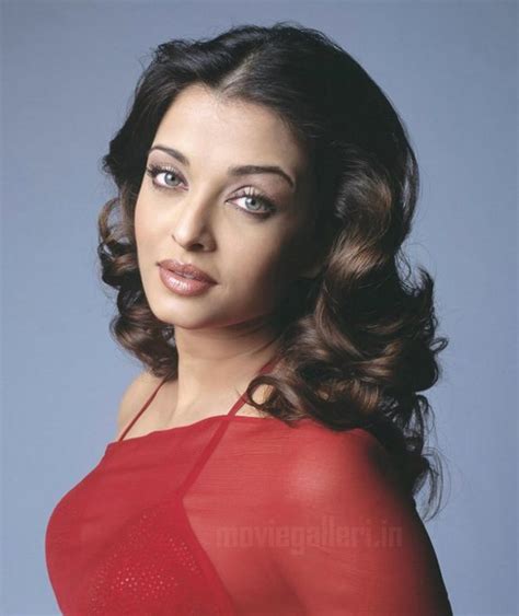Aishwarya Rai Looks Hot In Red Saree [8 Pics] And Red Bra