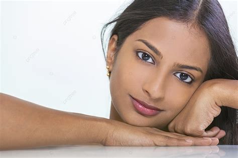 肖像画 の a 美しい 若い インド人 アジア人 女 ∥あるいは∥ 女の子 休む 上に 彼女 手背景 無料ダウンロードのための画像 pngtree
