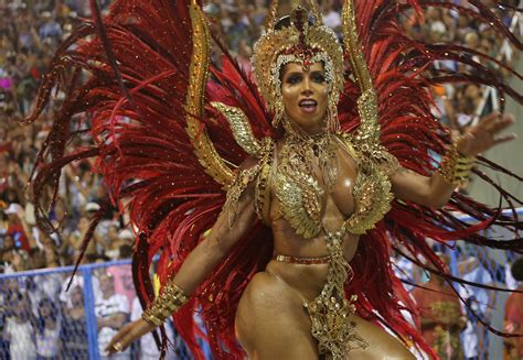 críticas a la corrupción y bailes sensuales en el sambódromo las fotos de la última noche del