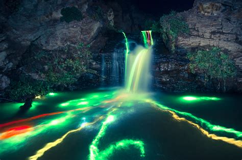 hermosas fotografías de cascadas iluminadas con neon ~