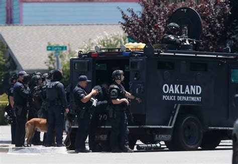 police standoff with possible shooting suspect in oakland ends