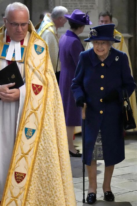 why queen elizabeth used cane at westminster abbey