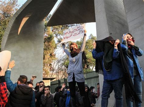 photos iran des manifestants bravent le régime en place