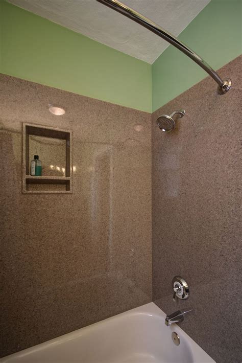 this brentwood mo has standard right bath shower features with a