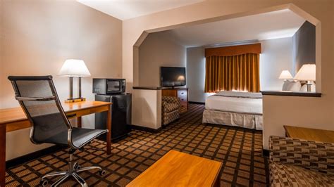 king suite room  western inn suites midway airport