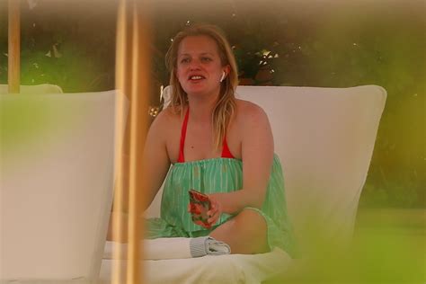 Elisabeth Moss Sexy At Poolside 12 Photos The Fappening