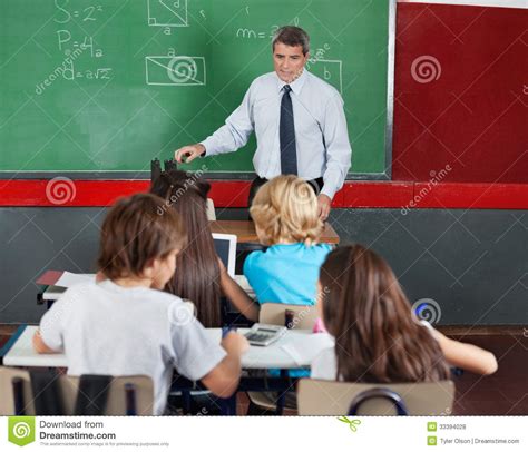 studenten die tablet en calculator gebruiken stock foto image  jongen kind