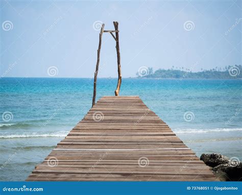 vieux pont en bois vers la mer bleue image stock image du horizontal