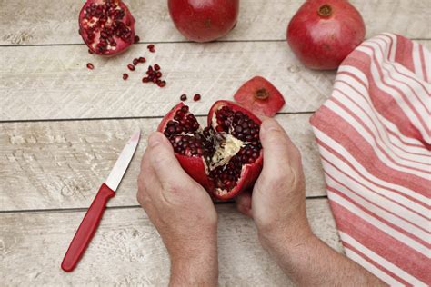 easy ways  clean pomegranates