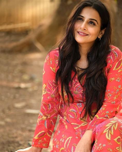 Hindi Actress Vidya Balan Hot Poses In Saree Fashionmedya