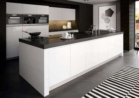 witte keuken met zwart blad  redenen om hiervoor te kiezen tieleman keukens