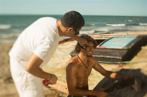 marlon teixeira exibe seu tanquinho em campanha de moda praia