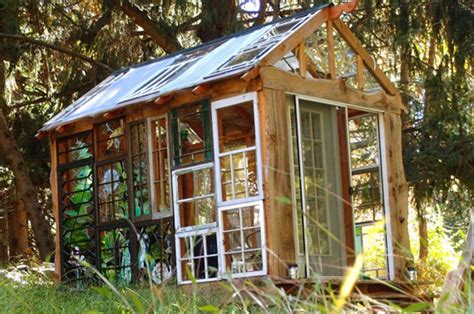 Avete recuperato una grande quantità di pallet di legno e non sapete . Una magica casetta di vetro - CasaFacile