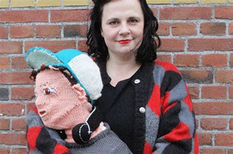 息子がハグしてくれなくなったママは、等身大の人形を編み上げた